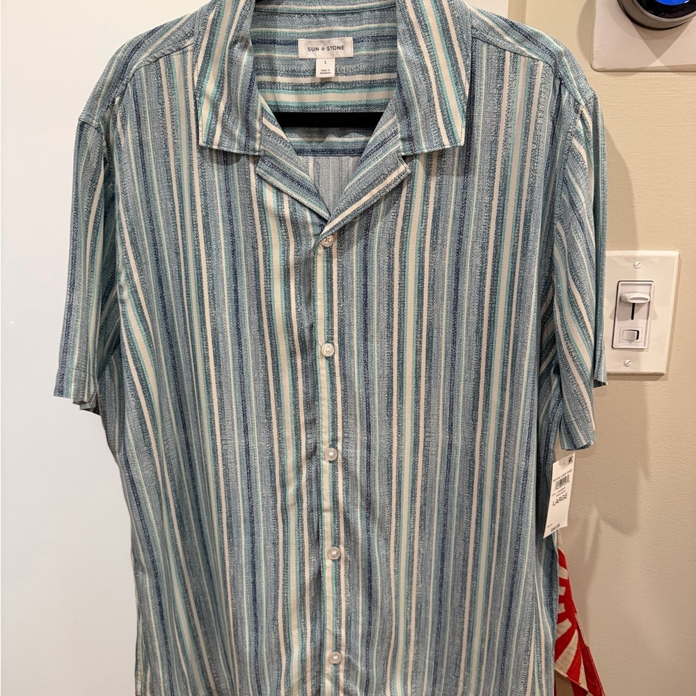 Sun + Stone Men's Blue and White Vertical Stripe Short-Sleeve Button-Up Shirt